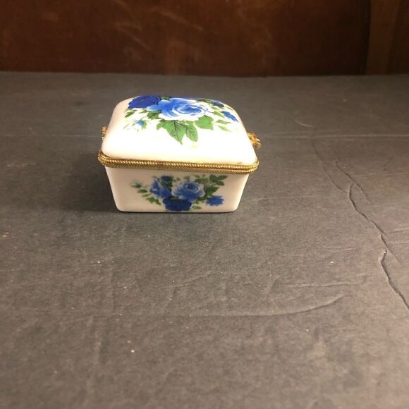 Beautiful Vintage Hand-painted Hinged Blue Rose Porcelain Trinket Box. - Picture 4 of 7